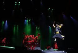 Os CRASSH a fazerem a festa em palco
