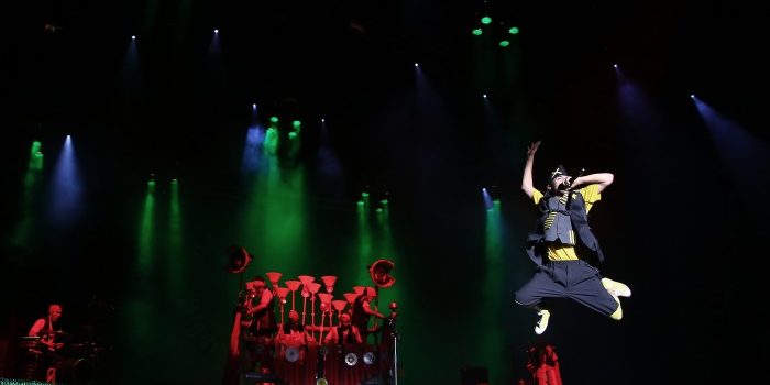 Os CRASSH a fazerem a festa em palco