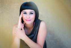Viviane Canta Piaf - foto por Ron Isarin