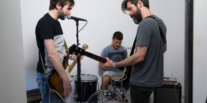 Os insch estão a apresentar a canção Whenever You Call My Name que faz parte do álbum de estreia